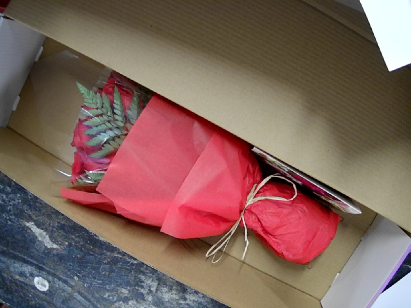 Une douzaine de roses rouges en coffret cadeau